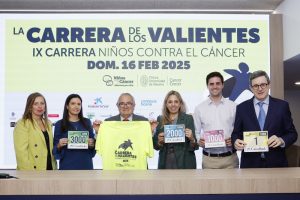 Luis Sabalza, presidente del Club Atlético Osasuna, con los organizadores y colaboradores de la IX Carrera de Los Valientes.